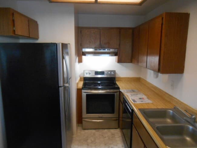 Building Photo - 2 Bed/2 Bath Condo w/Detached 1 Car Garage...