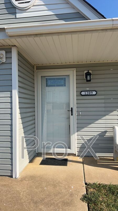 Building Photo - 1209 W Bishop Dr