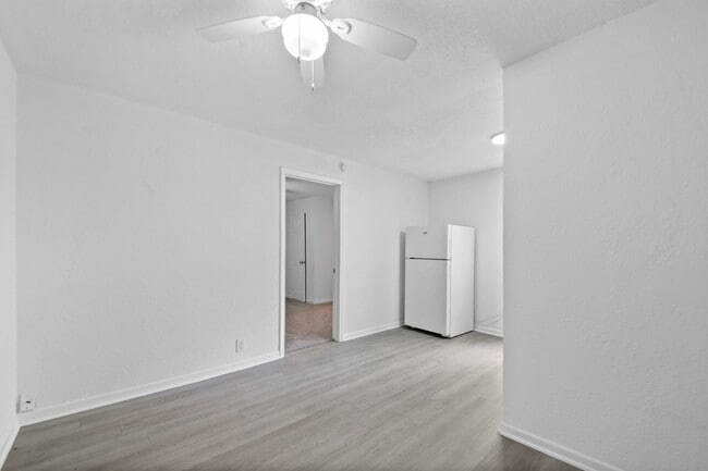 Building Photo - 806 E Emily Ave