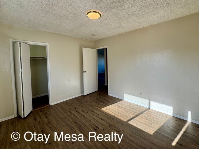 Building Photo - Charming 2-Bedroom Home with Expansive Out...