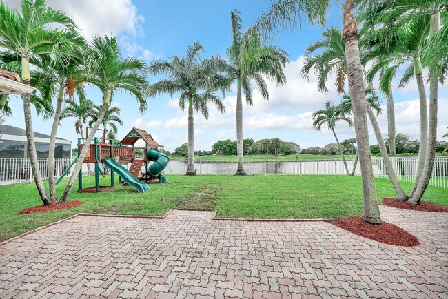 Building Photo - 5878 Bay Hill Cir