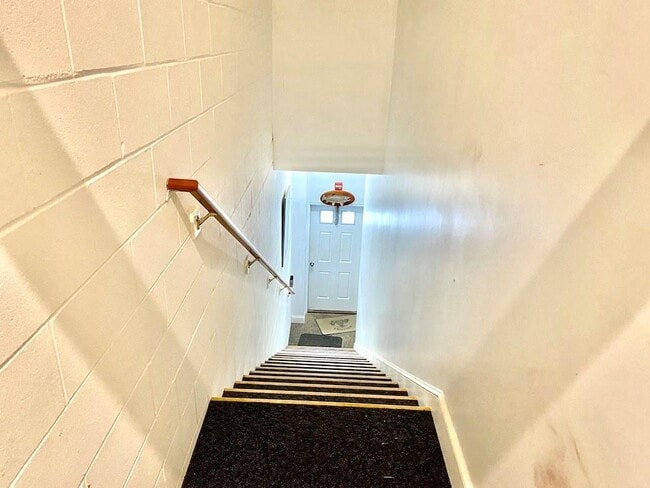 Building Photo - 855 Aquidneck Ave