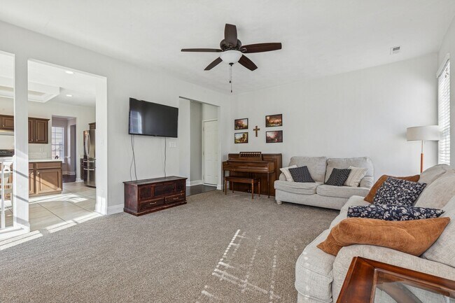 Building Photo - Bright, Clean & Convenient - Perfect 4 Bedroom Home in Chesapeake