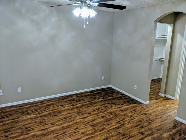 Building Photo - 1517 Summer Stone Dr