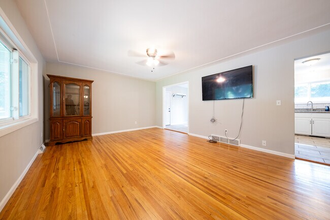 Building Photo - 3800 Fernbrook Ln N