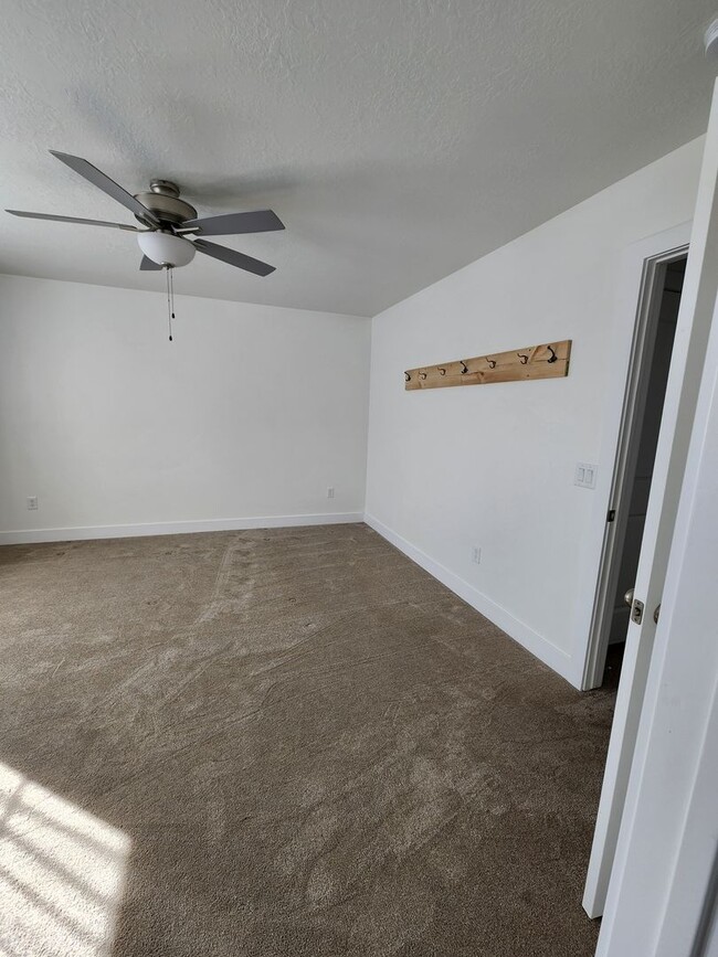 Building Photo - Beautiful Modern Townhome with Spacious La...