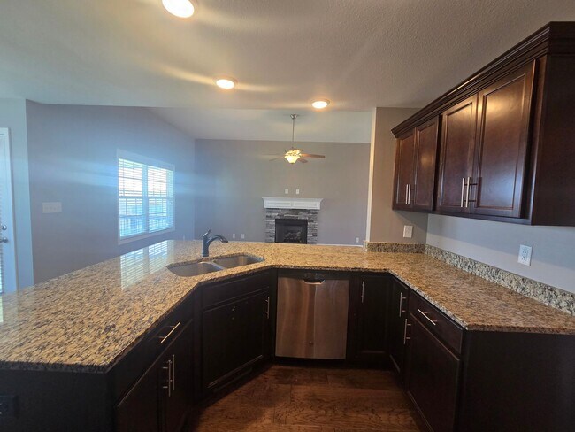 Building Photo - Executive 3 Bed 2.5 Bath with Bonus Home