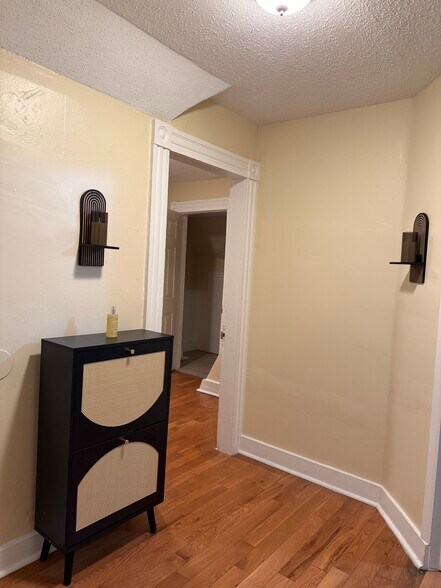 Building Photo - 117 Lloyd St