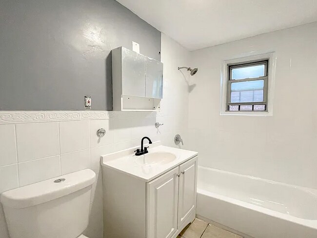 Building Photo - 160-28 75th Rd