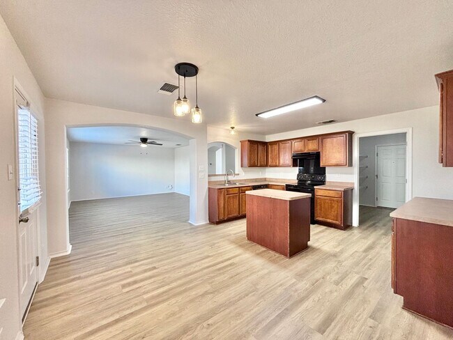 Building Photo - Spacious 4 bed 2.5 bath two-story home!