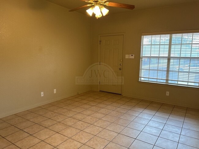 Building Photo - 1305 Chips Dr