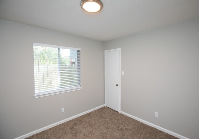 Building Photo - 1612 Sylvia Ln