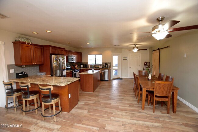 Building Photo - 946 E Denton Ln