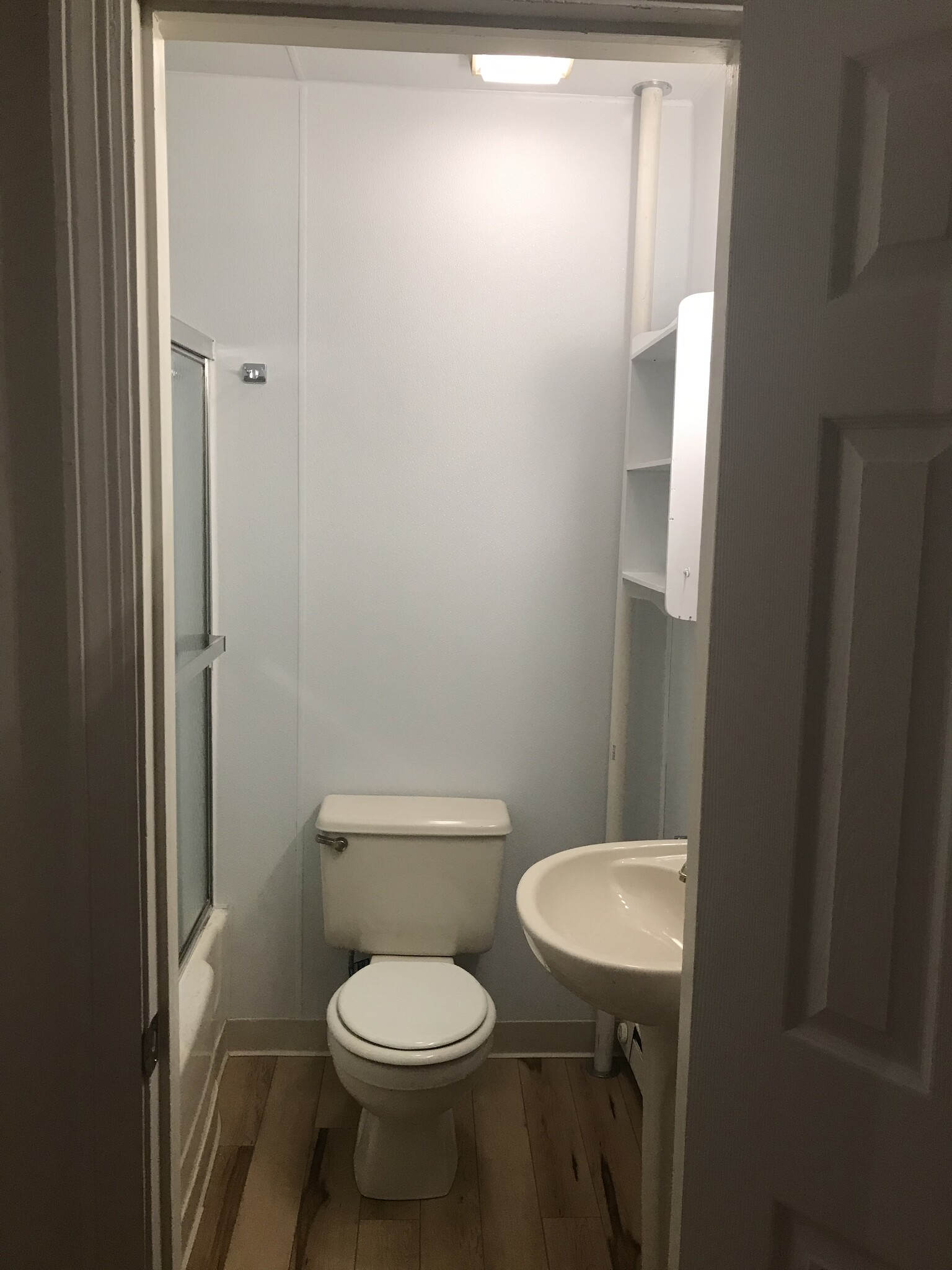 Full bathroom - 1 Cedar Ter