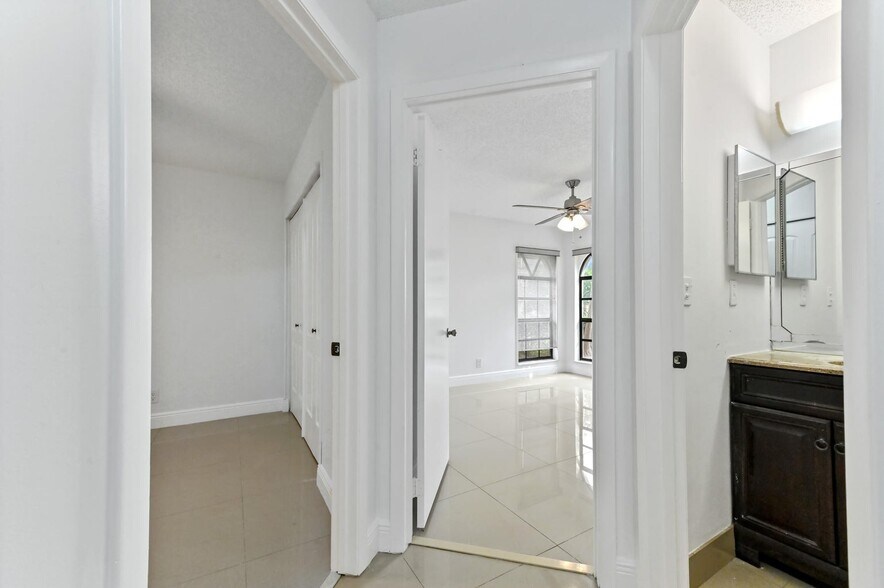 Building Photo - 5421 Helene Cir