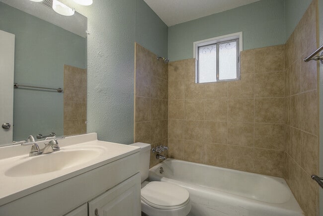 Building Photo - 514 NE Corder St