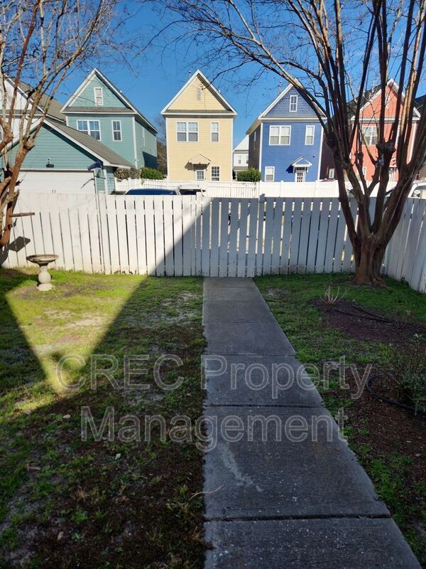 Building Photo - 105 Barberry St