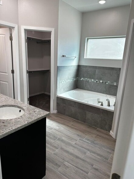 Building Photo - 537 Paseo Dulce Ave