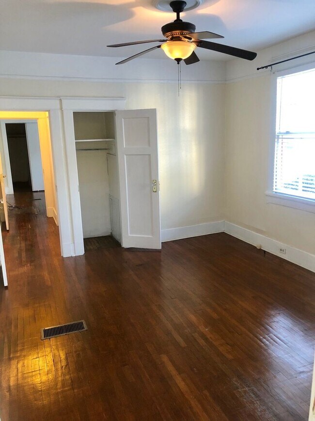 Building Photo - Spacious 2BD with Sun Room and Large Backyard