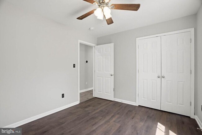 Building Photo - 283 Shorewood Dr