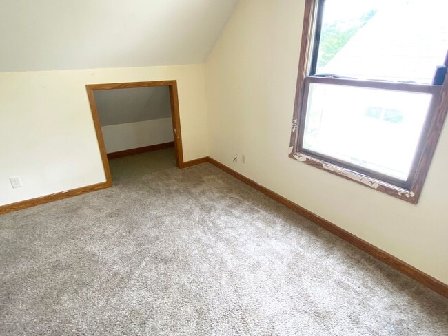Building Photo - 4-Bedroom, 1 Bath Southeast Side Single Fa...