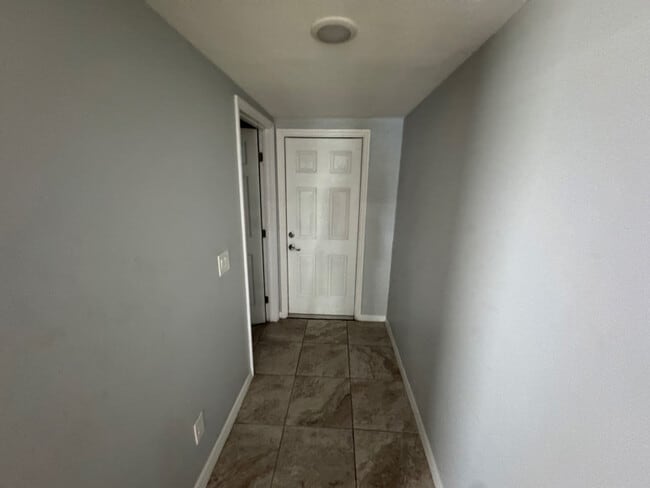 Building Photo - 809 Bentley St