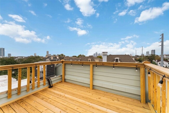 Building Photo - 2002 Fairview St