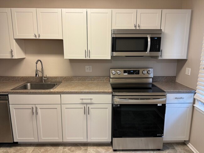 Kitchen - 48 Lerner Ct