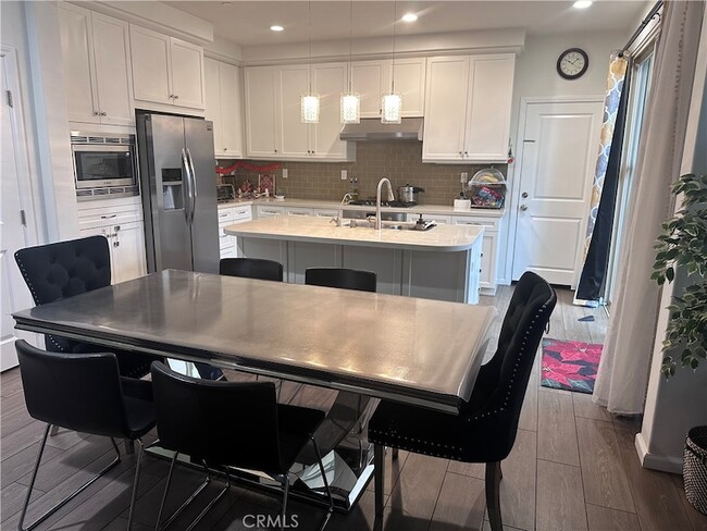 Building Photo - 64 Emerald Clover