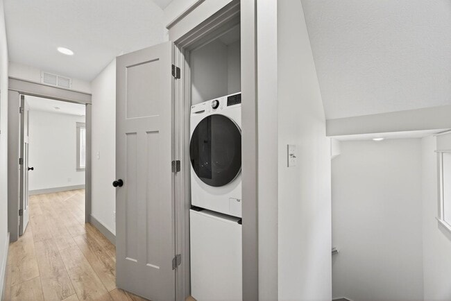 Building Photo - 422 E Cottage Grove Ave