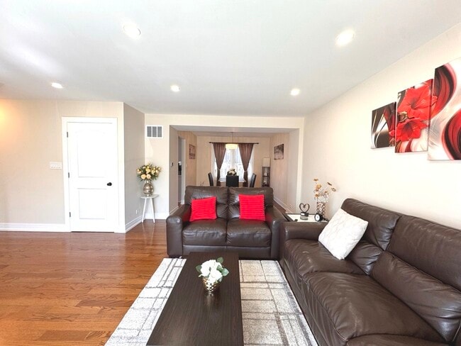 Building Photo - 2210 Clifton Pl