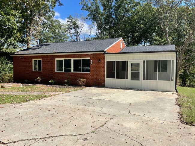 Building Photo - NEWLY REMODLED 3 BED, 2 BATH BRICK HOME LO...