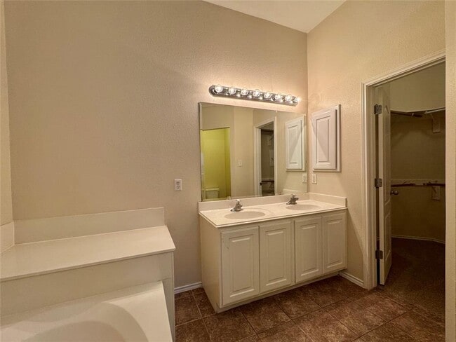 Building Photo - 227 Ashwood N
