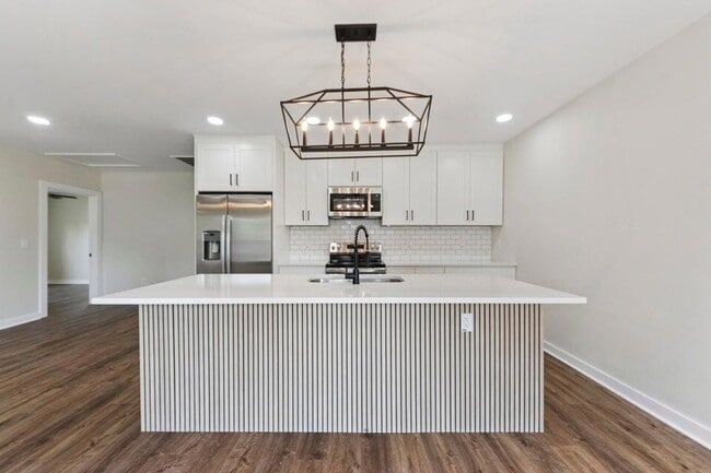 Building Photo - 2136 Commander Rd