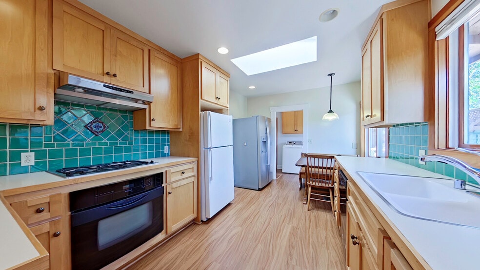 Building Photo - 1915 Las Lunas St