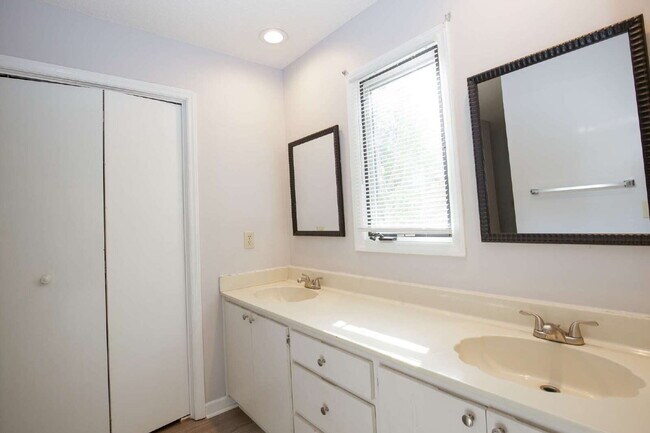 Building Photo - 50 Surry Cir N