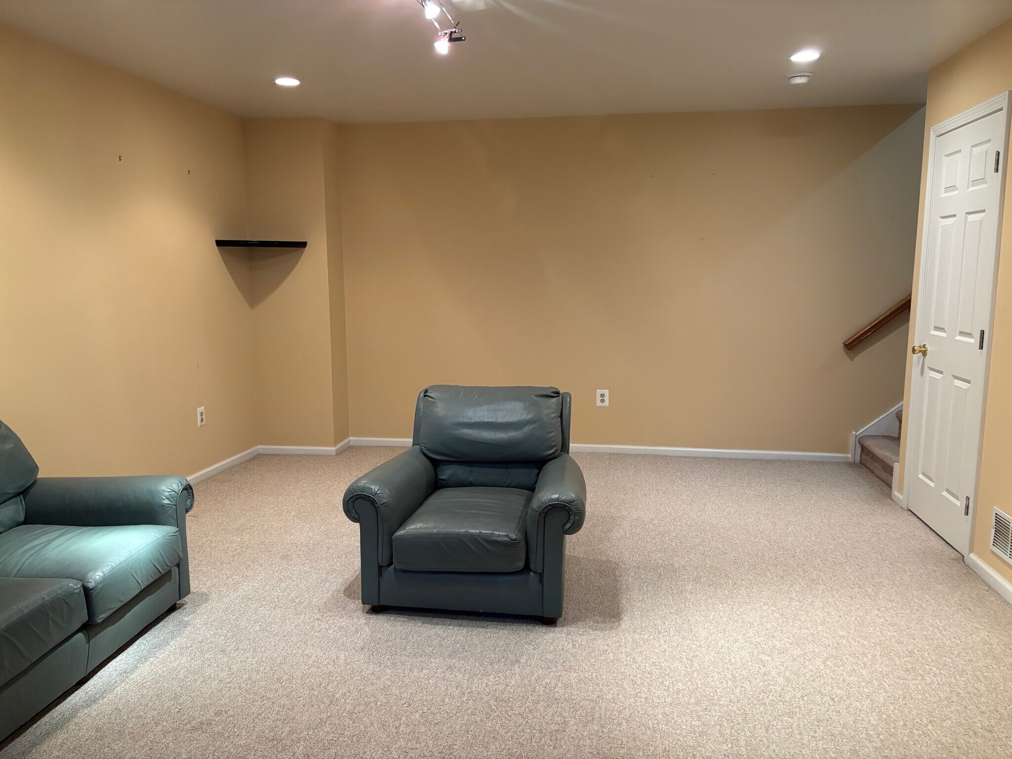 Building Photo - 637 Muhlenberg Dr