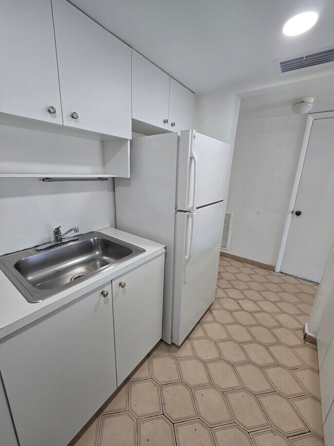 Building Photo - 1305 W 53rd St