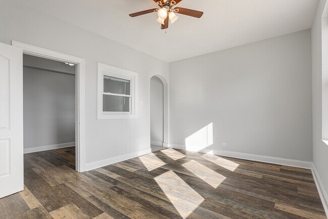 Building Photo - 1608 W Sherwin Ave