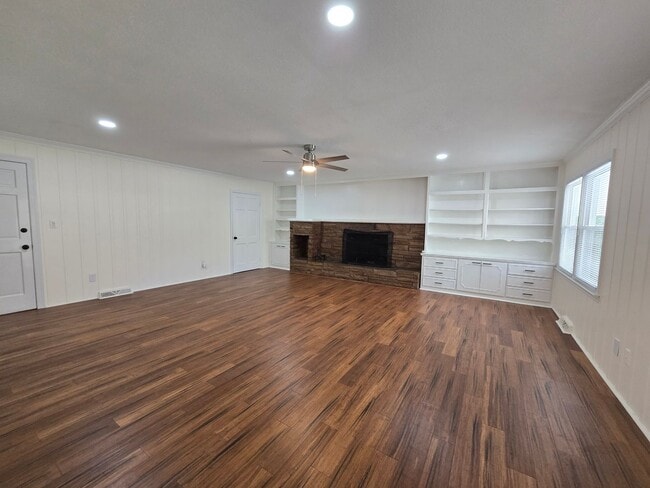 Building Photo - NEW LISTING!!!!!