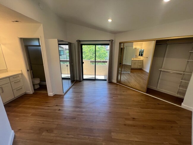 Building Photo - Beautiful upgraded 3 bed 2.5 bath Townhous...