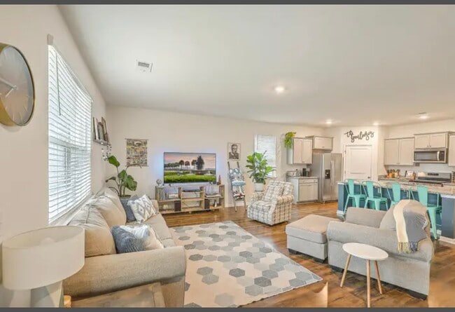 Building Photo - 405 Bering Ln