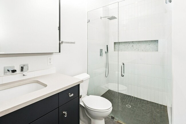 Building Photo - 935 E 51st St