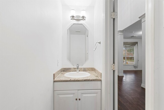 Building Photo - 9023 Eaglecove Dr