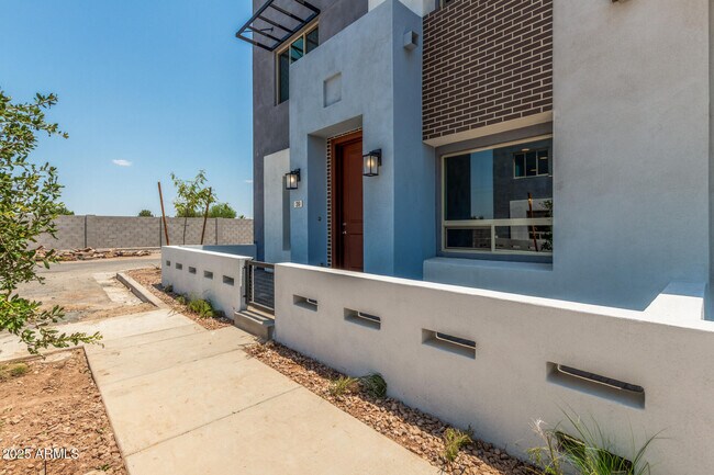 Building Photo - 733 E Commonwealth Ave