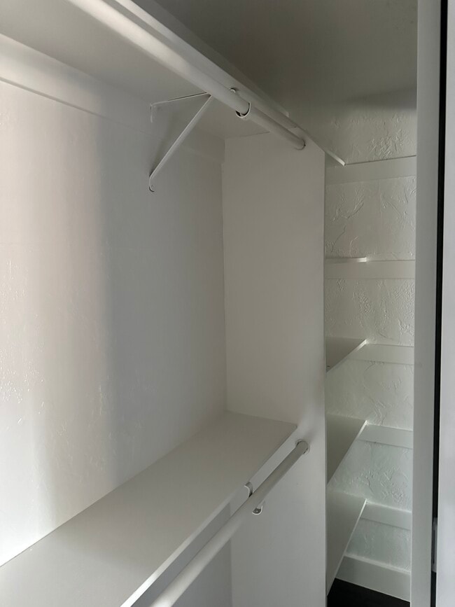 Master closet - 4864 Chablis Ct