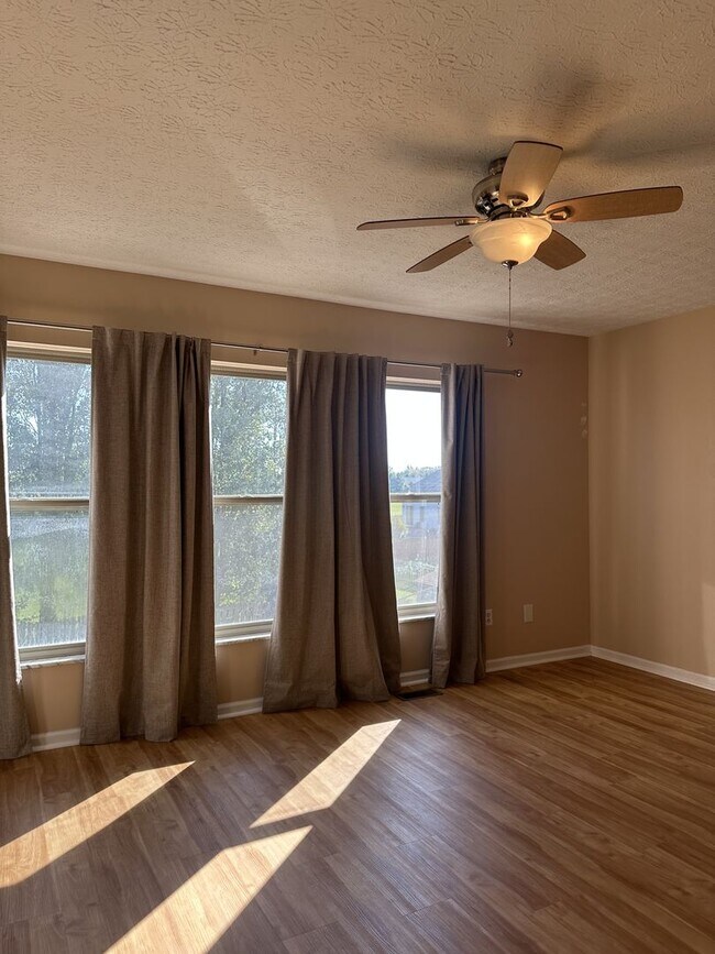 Building Photo - Welcome to this stunning 3 bed/3 bath single-family home located in the vibrant city of Columbus,...