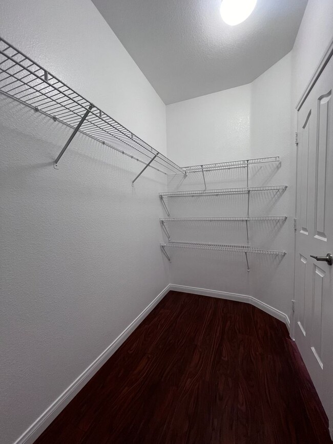 Building Photo - Stunning 4-Bed 3 Car Garage Gated Single S...