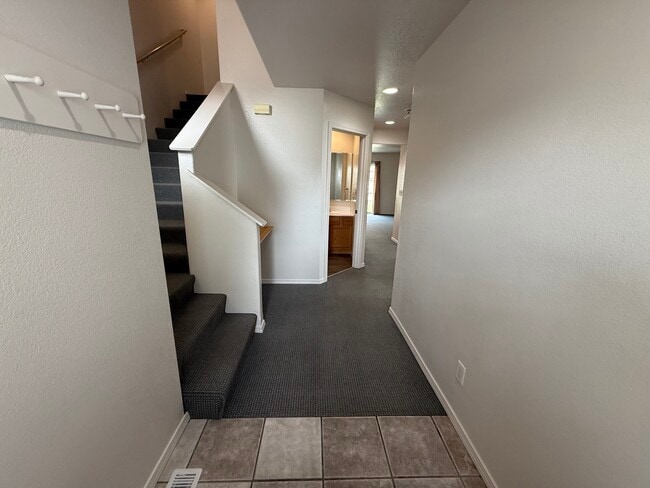 Building Photo - 913 Cardinal Dr