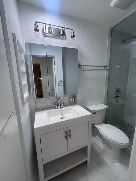 Building Photo - 2825 N Los Felices Rd